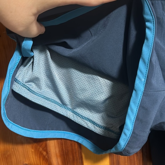 Brooks Women's 2-in-1 Blue Athletic Shorts - Picture 11 of 12